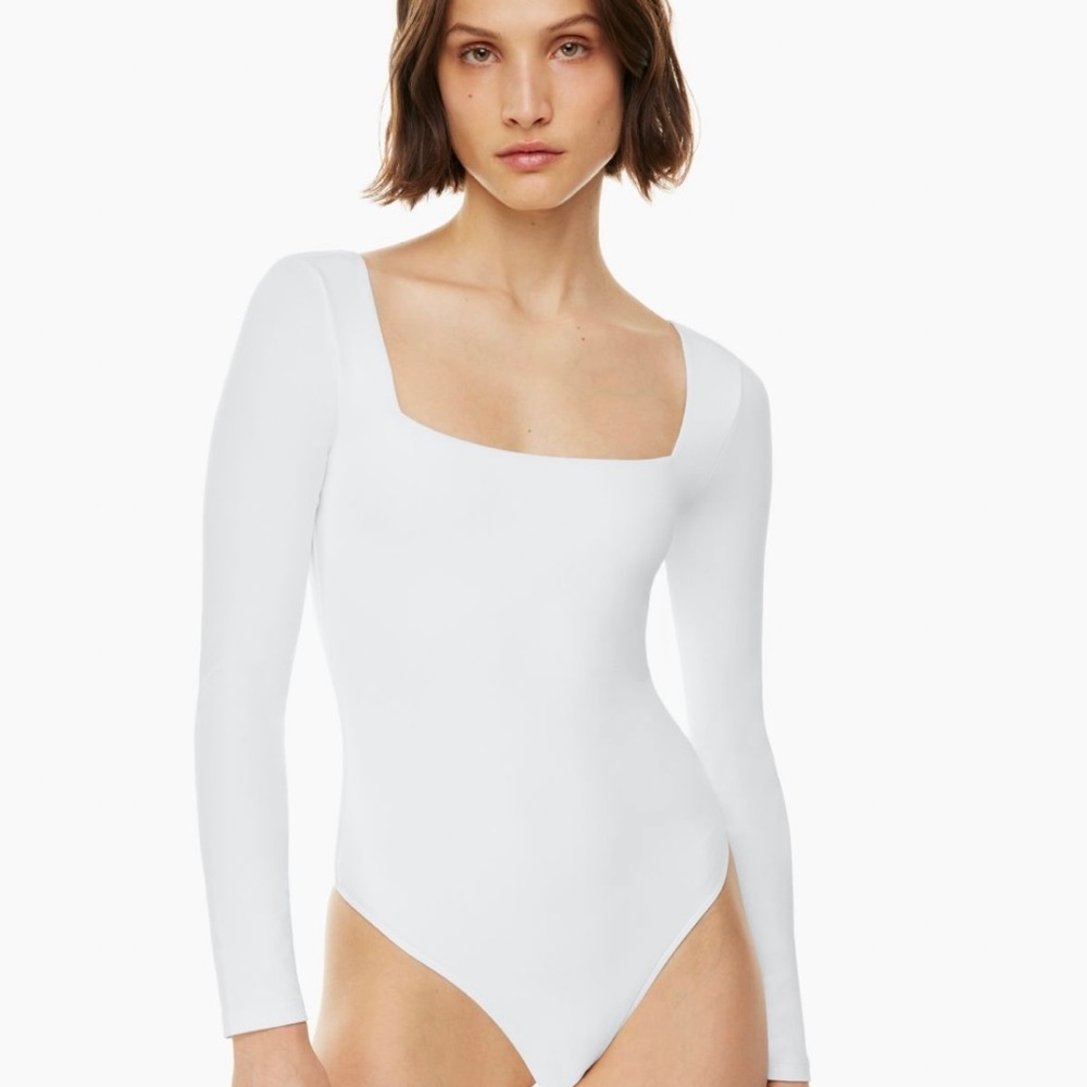 Aritzia- Babaton
Contour Squareneck Longsleeve Bodysuit